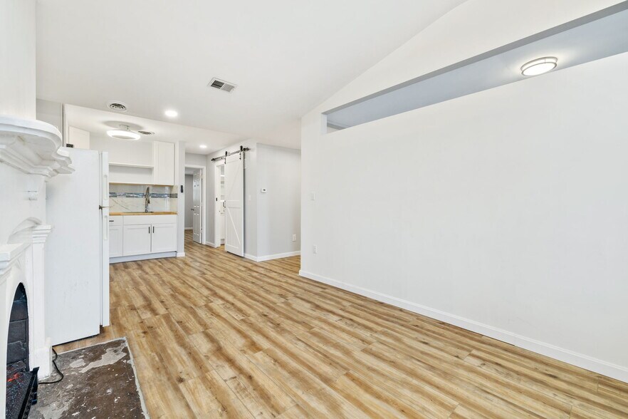 Building Photo - 2018 E Carson St