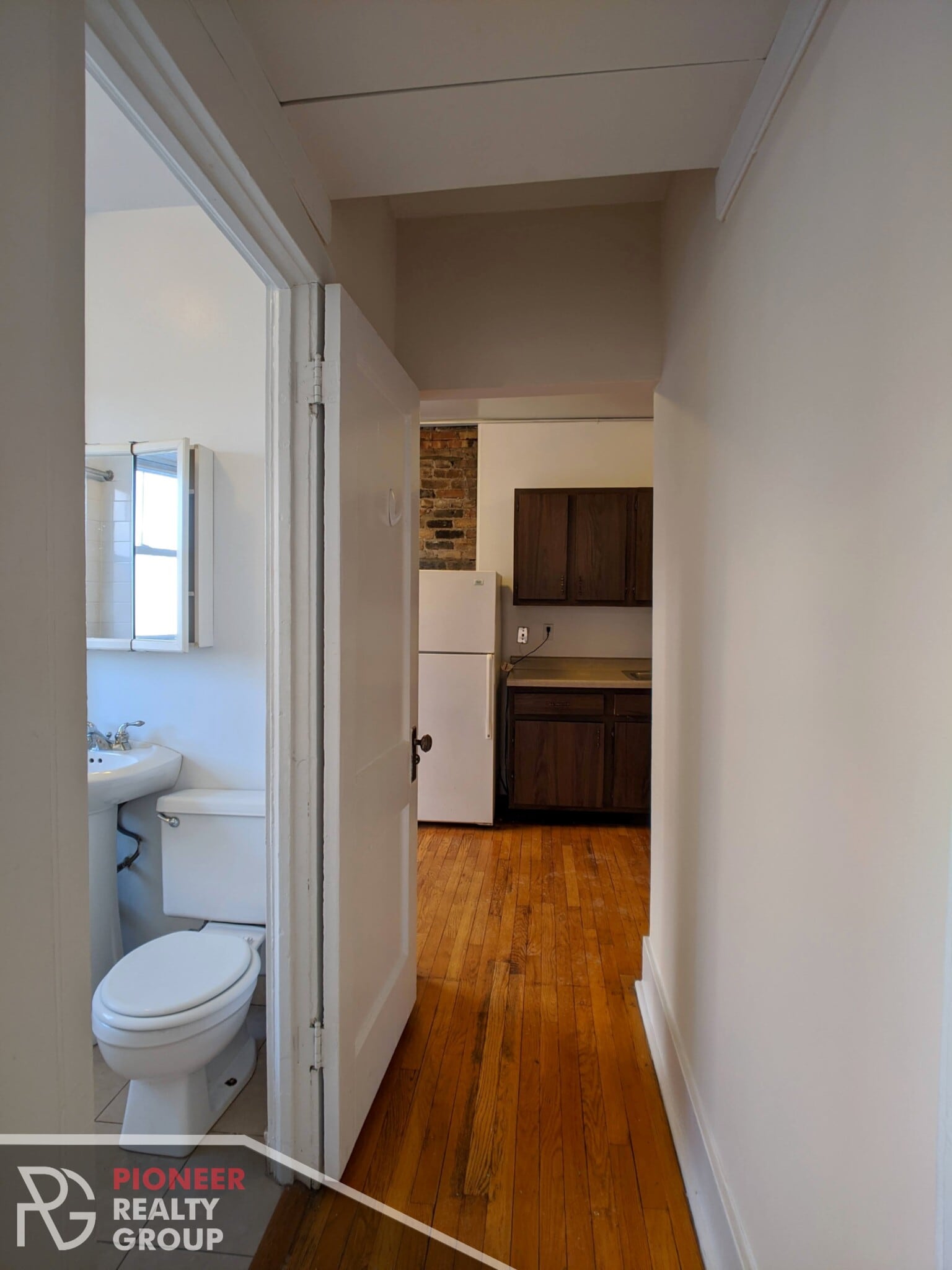Building Photo - 949 W Cornelia Ave