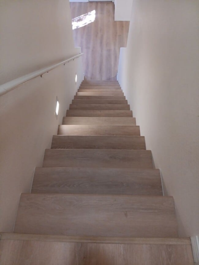 Building Photo - Beautiful 3 bedroom 3 bathroom home! Showi...