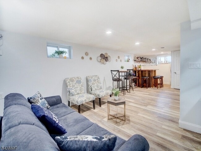 Building Photo - 605 Crescent Dr