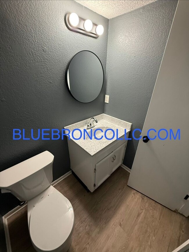 Building Photo - Spacious 3 bedroom unit with NEW Flooring and fresh paint