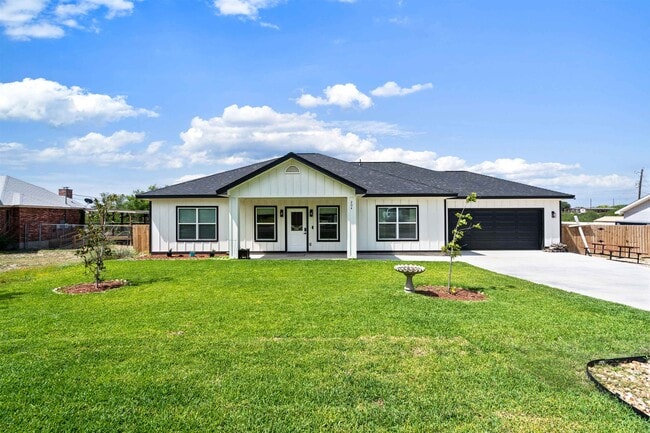 Building Photo - 204 Shadow Mountain Dr
