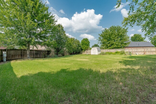 Building Photo - Furnished beautiful 4bd/2.5bth home located in the Clabber Creek Subdivision!! Open to various le...