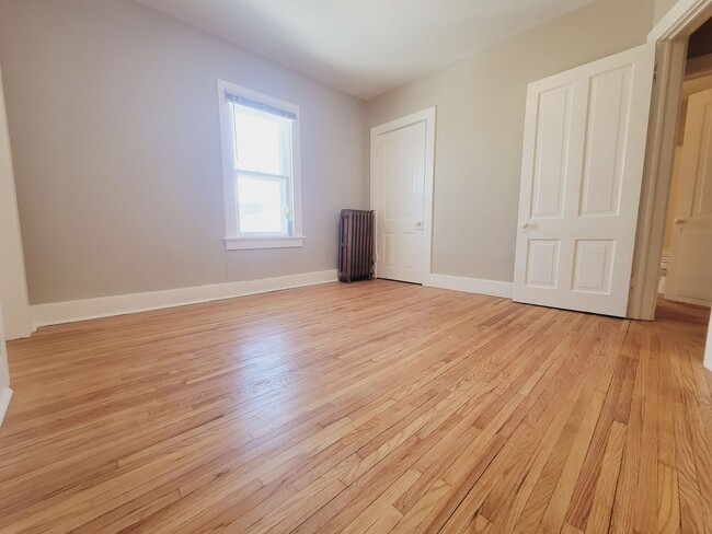 Building Photo - Large 2 Bedroom Side by Side Duplex