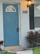 Building Photo - 608 SW 8th Ct