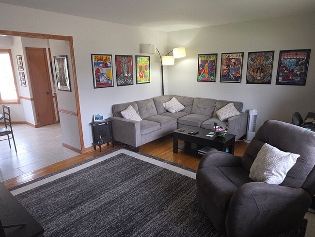 Building Photo - Updated 3 bedroom Racine ranch