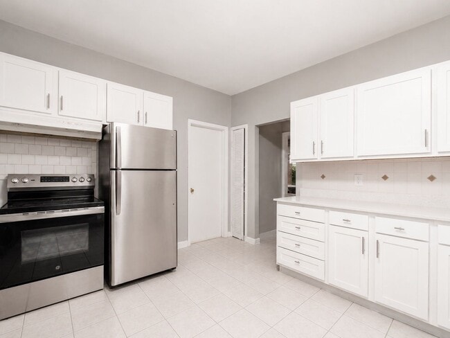 Building Photo - 227 E Northwood Ave