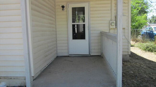 Building Photo - Lovely Fully Furnished 2 bed, 1 bath home