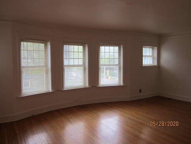 Building Photo - Available October 2025- Gorgeous, Sunny 1 ...