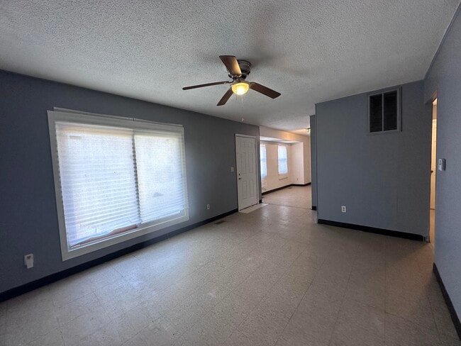 Building Photo - 1001 Shasta-