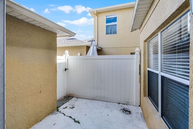 Building Photo - 2/2.5/2 Plus Loft in Gated Winter Garden C...