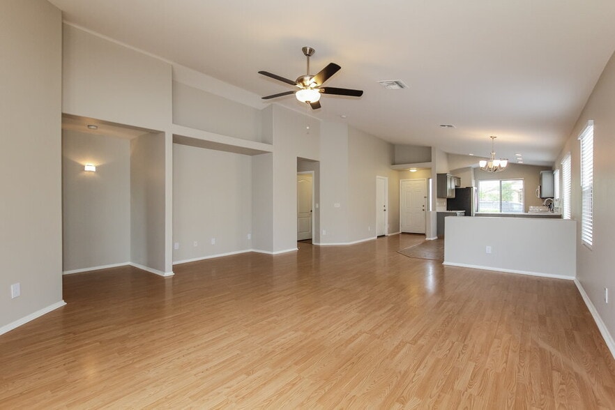 Building Photo - 15227 W Fillmore St