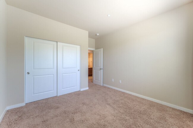 Building Photo - Spacious Brick and Wood Home in Issaquah