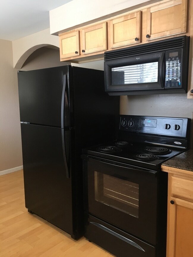 Building Photo - Close to Downtown