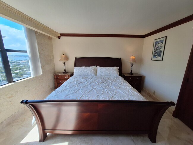 Building Photo - 3400 N Ocean Dr