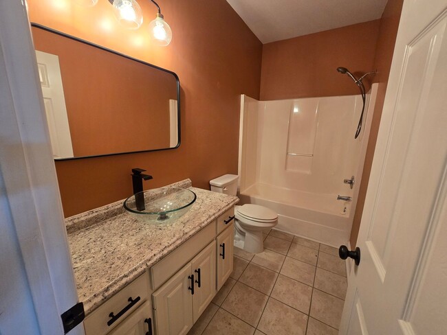 Building Photo - 3 Bed / 2 Bath Hampton Cove/ Owens Cross R...