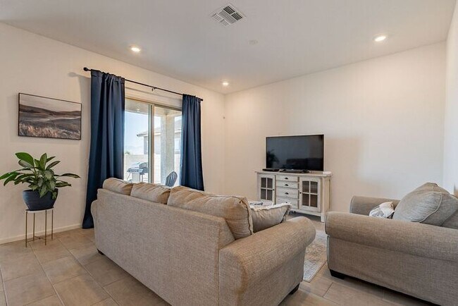 Building Photo - Bright & Spacious 4-Bed Home with 3-Car Ga...
