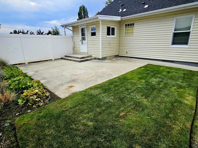 Building Photo - Charming house in desirable downtown Sumner
