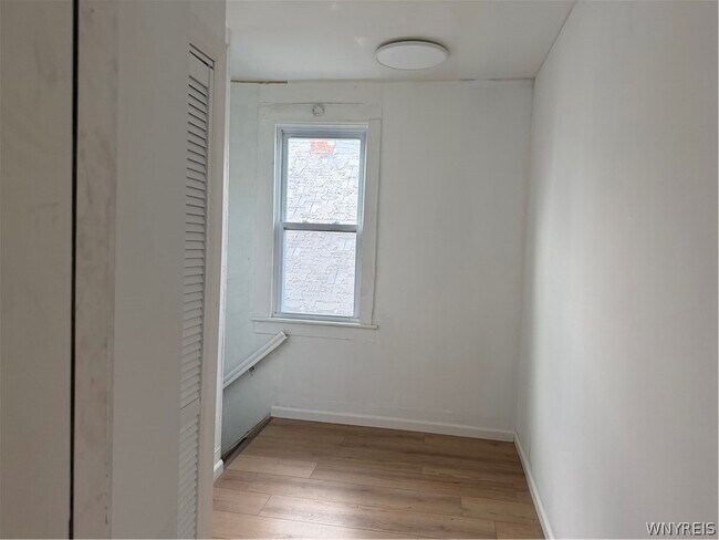 Building Photo - 165 Playter St