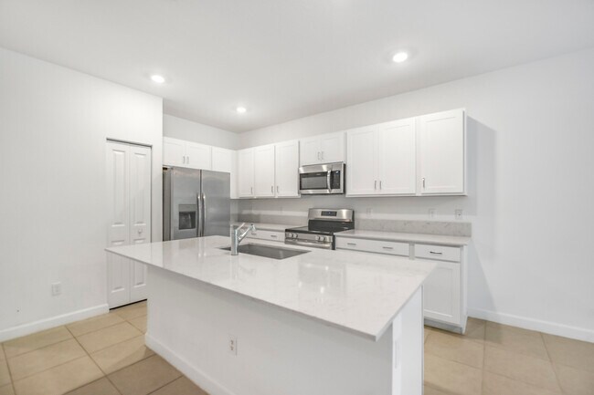 Building Photo - 4519 Hollister Ave