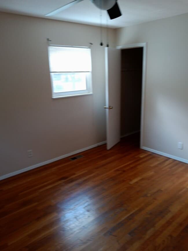 Building Photo - 3 Bedroom / 1 Bath Brick Ranch Home  Johnson City, TN