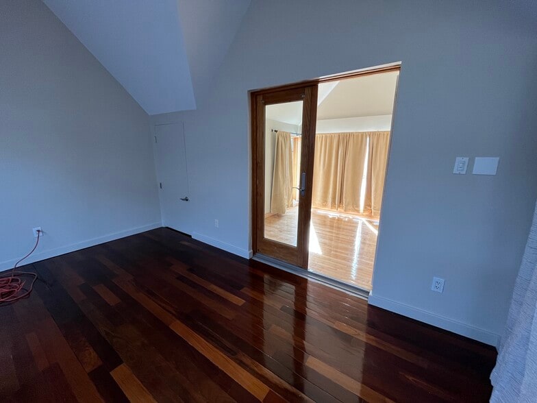 bedroom with ensuite office - 61 Plain St