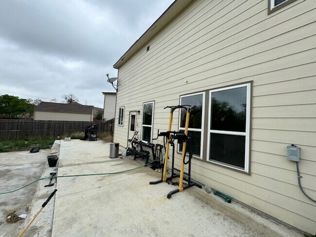 Building Photo - Super Nice! Featuring 4 bedroom/ 3 bath