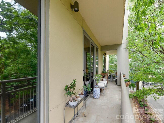 Building Photo - 701 Royal Ct