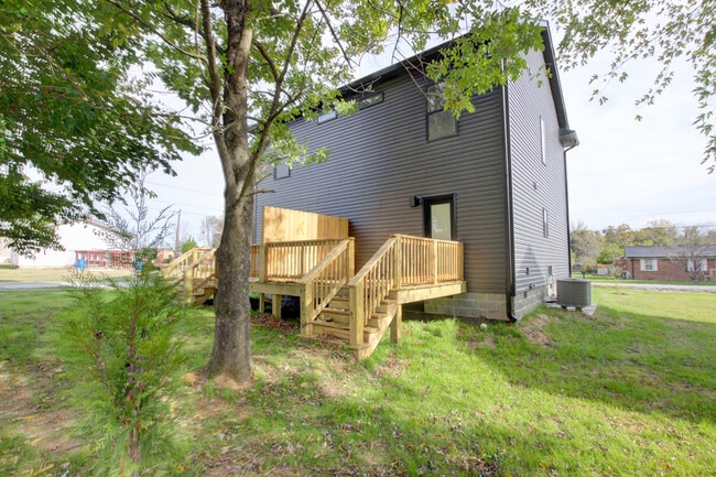 Building Photo - 230 3rd St