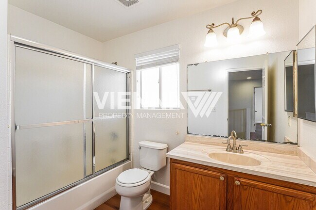 Building Photo - 493 Silverhorn Dr