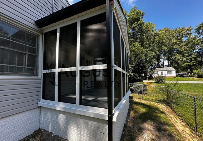 Building Photo - 2723 Robin Hood Dr