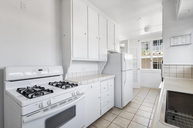 Building Photo - 2138 Clinton Ave #A - 1 bedroom | 1 bath