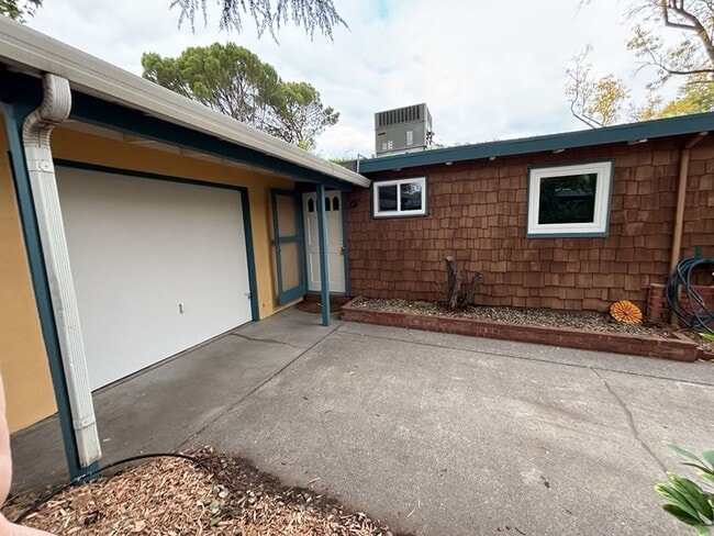 Building Photo - 3/1 in East Davis, New windows, new floors, new paint!