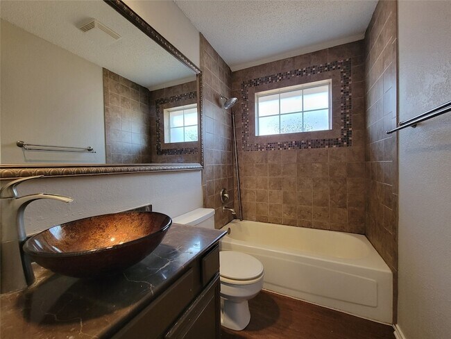 Building Photo - 2104 Birch Bend
