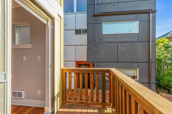 Building Photo - 3Bd/2.5Ba Seattle Townhouse