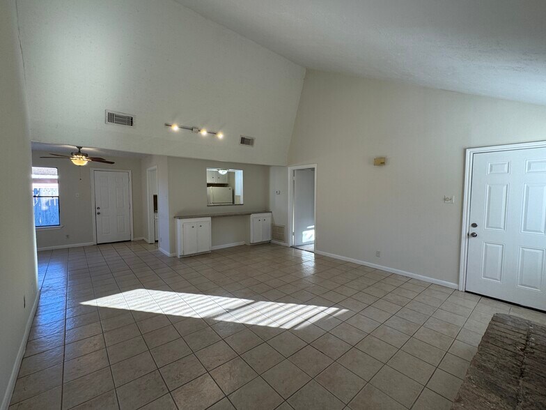 Building Photo - 8915 Emnora Ln