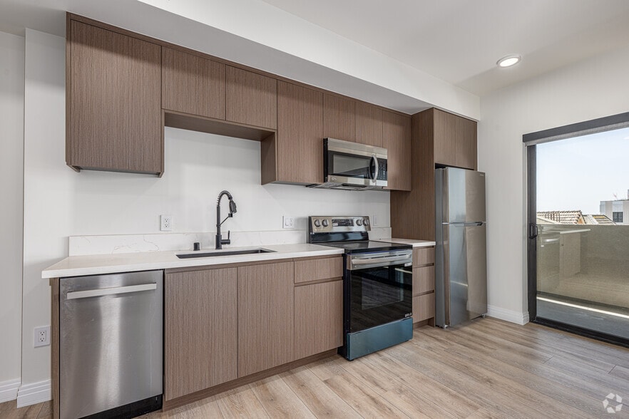 2BR, 2BA - 875SF - Kitchen - Fedora Flats