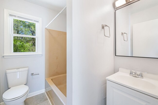 Building Photo - 3-Bedroom West Asheville Ranch with Bonus ...
