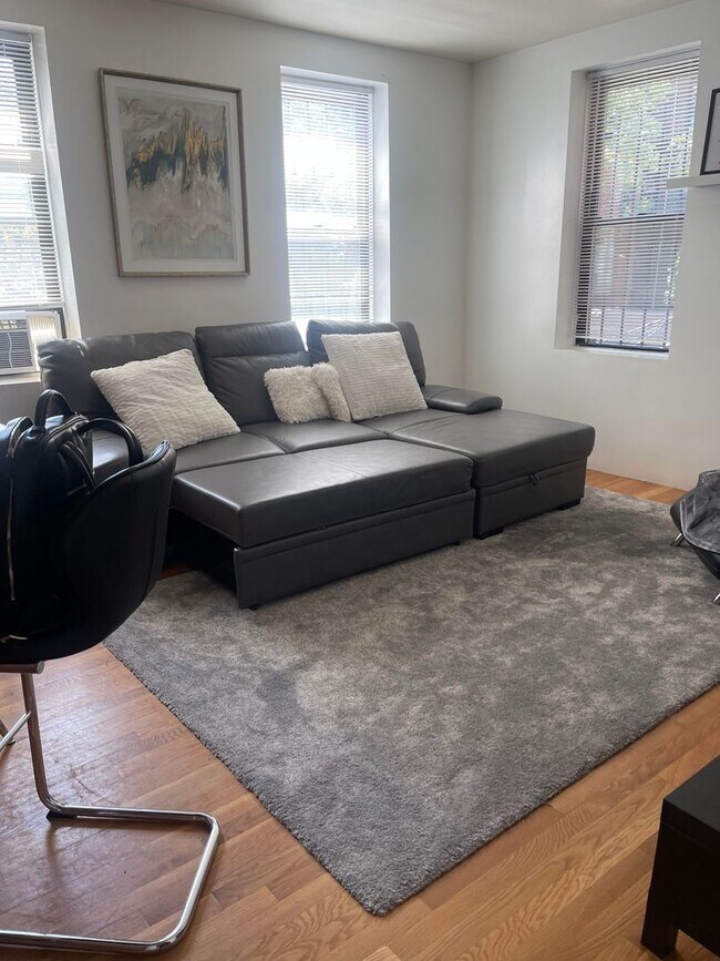 Building Photo - No Brokers Fee, Laundry on a Site Good Size Bedroom and Livingroom