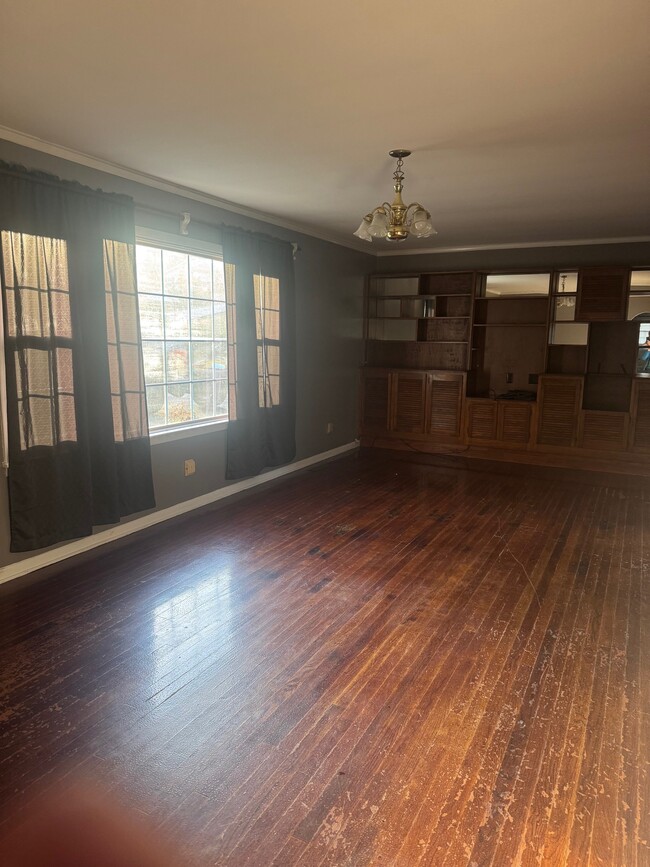 Large Living/Family room - 212 College Hill Dr