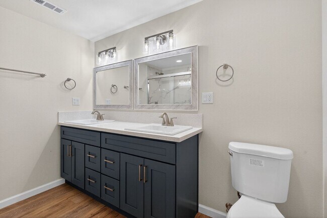 Building Photo - Updated 4BD Lake Oswego Home - Prime Location