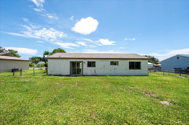 Building Photo - 849 SW Belmont Cir