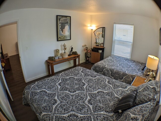 Building Photo - 2 Bed / 1 Bath Cozy Downtown Duplex Apartment