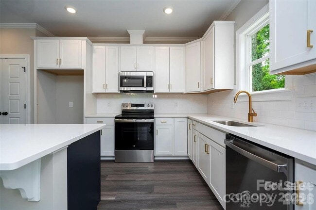 Building Photo - 1721 Balfour Ln