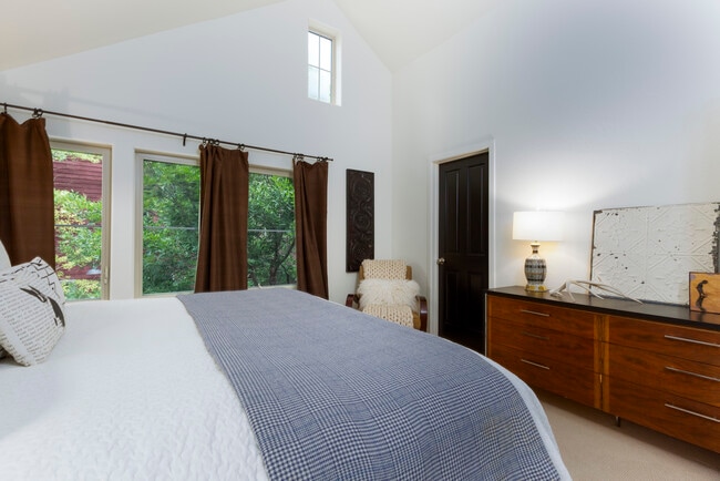 Building Photo - 405 Meadow Ct