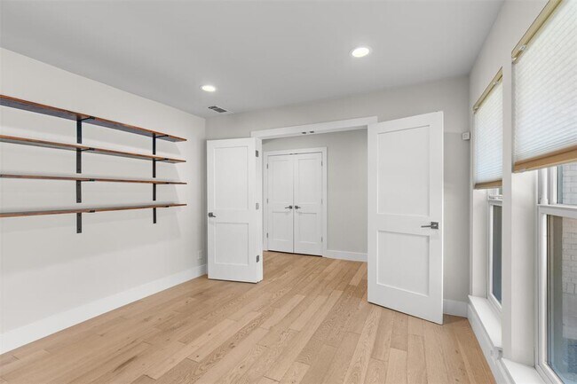 Building Photo - 5405 Fairmont Cir