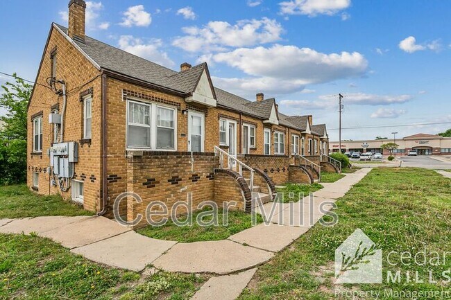 Building Photo - 405 N Hillside St