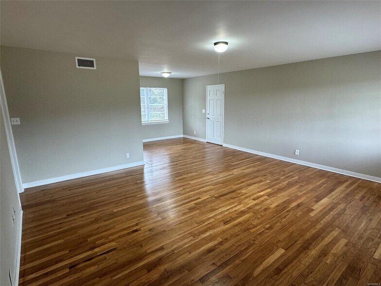 Building Photo - 990 Parkwood Dr