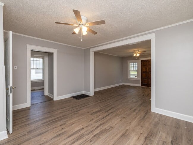 Building Photo - Newly renovated! 3 bedroom 1 bath with sin...