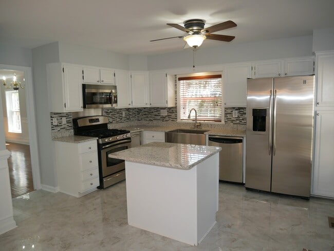 Building Photo - 4 Bedroom 3.5 Bath Corner Unit Townhouse o...